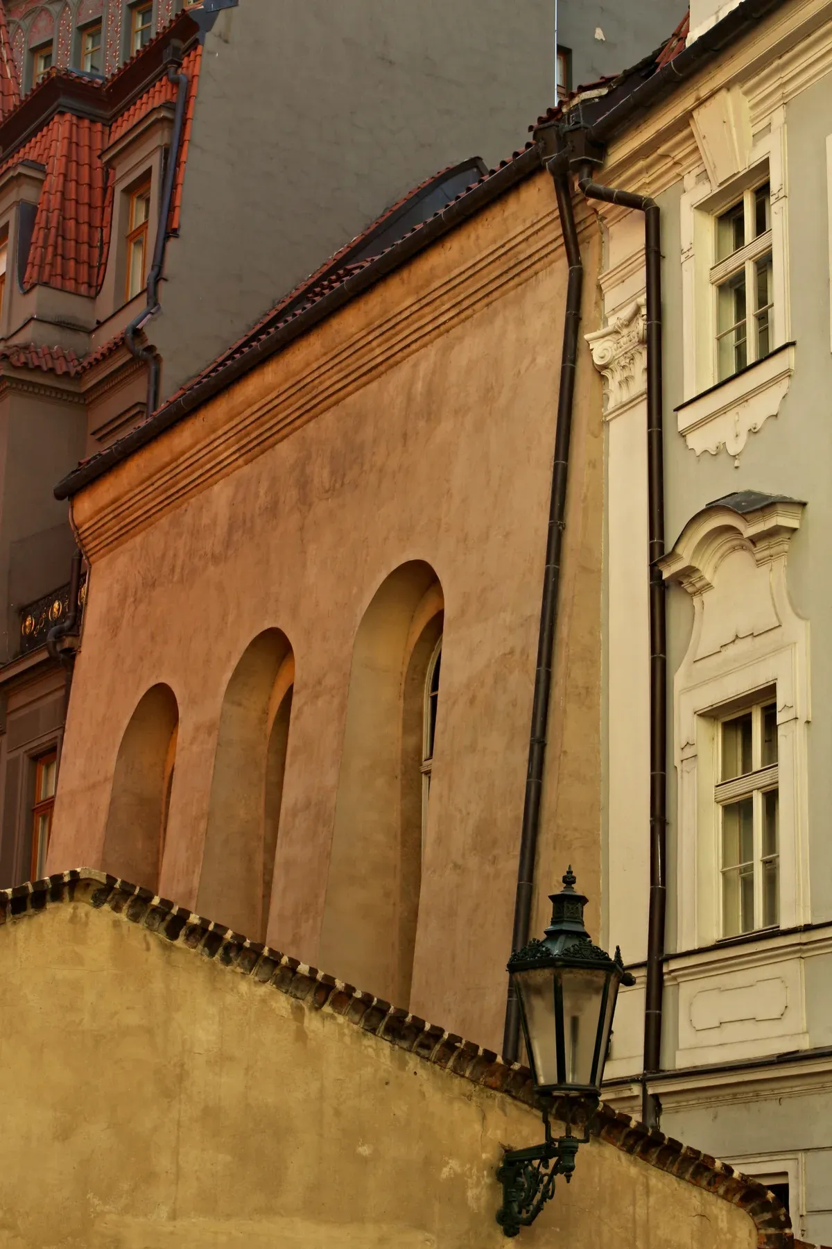 Arched windows of the High Synagogue on a Prague Jewish Quarter tour with the museum