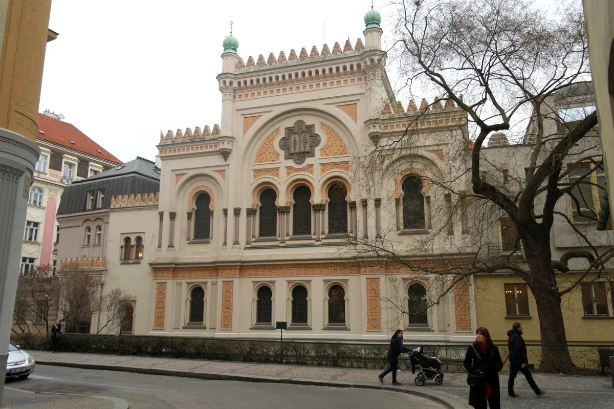 Moorish facade of the Spanish Synagogue seen on a Prague Jewish Quarter tour